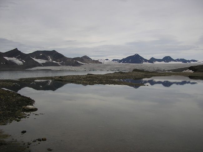 夜聞こえる音といえば氷河が崩れ落ちる音のみ。