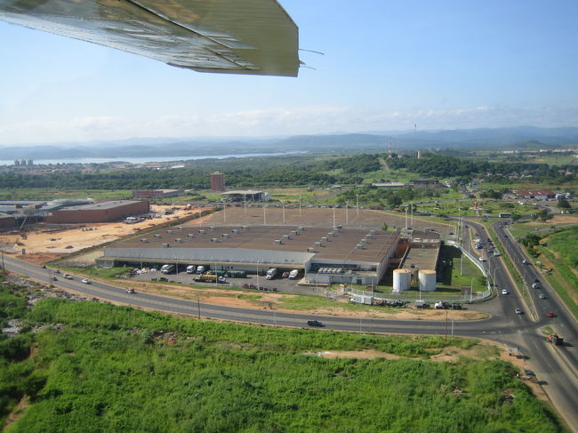 PUERTO ORDAZ の飛行場。<br /><br />小さい飛行場で、セスナや小型飛行機が離発着していた。<br /><br />緑の中の可愛い飛行場だった。