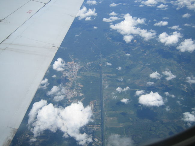 やっと飛んだ！！<br /><br />クレージーなベネズエラの国内線。<br />航空会社「アエロポスタル」の飛行機から見たカラカスの市街地です。<br /><br />雲が低く、綿菓子のようでした。<br />高い所が大好きな私！飛行機から眺める光景は最高！爽快な気分になりました。<br />