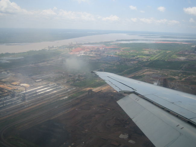 PUERTO ORDAZ の街が目に飛び込んできた。<br /><br />飛行機から見ると、石油タンクが並び、工業都市のようだった。<br /><br />新しく出来た街のようにかんじた。<br /><br />