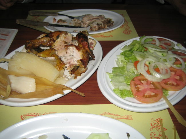 カナイマは明日しか行けない。<br /><br />「腹が減っては戦が出来ず」で、<br />まずは夕飯を・・・<br /><br />どこからか、美味しいにおいがする。<br />それに釣られて木造りのレストランに入った。<br /><br />ポージョ（鶏）が美味しかった。<br />サラダもGood！<br /><br />いつも、写真を撮るのを忘れる。<br /><br />食い気に負けてしまうみたい！<br /><br />これも、ちょっとだけ食べちゃったあと。