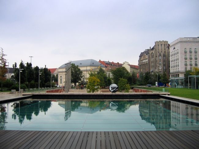 エルジェーベト広場、地下鉄のデアーク Ｆ．テール駅の近く<br /><br />Erzs&amp;eacute;bet t&amp;eacute;r (Erzsebet Square), near the metro station De&amp;aacute;k F. t&amp;eacute;r