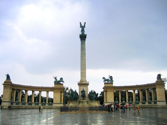 英雄広場<br /><br />H&amp;otilde;s&amp;ouml;k tere (Heroes’ Square)