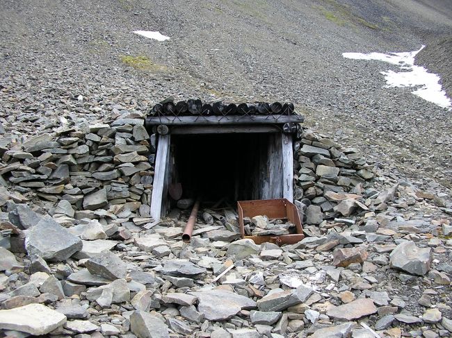 宿の裏山には閉鎖された炭坑。閉められていて中には入れません。