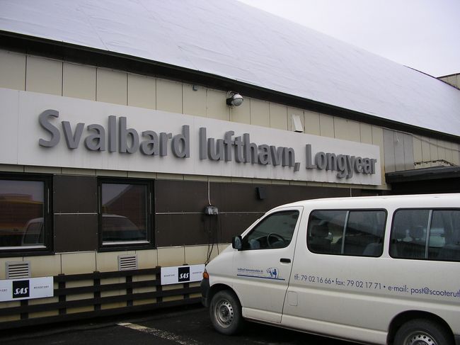 総括：定期便が飛んでいるとってもここはやっぱり極地です。寒さは覚悟して下さい。あとツアー代がそれなりの値段がすることも。自分で動ける範囲は非常に制限されますのでツアーに参加することをお勧めします。Longyearbyenを離れると（離れなくてもそうですが）それはもう異次元の世界がそこにあります。お金と体力をかける価値ありです。