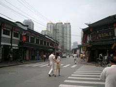 11:55　老西門へ

9日目の旅行記・その2です。

豫園（Yuyuan）観光の後は豫園商場を後にして方浜中路を歩き、昔の中国・上海がそのまま残るという老西門（Laoximen）へ向かいました。