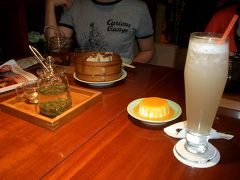 15:30　お茶でも・・・

「一茶一坐」というカフェに入りました。
ちょっとおしゃれな中国喫茶といった感じでしょうか？