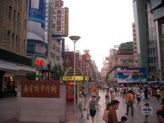 17:45　夕暮れの南京西路

一度ホテルへ帰り、南京西路（Nanjingxilu）に向かいました。
ここから南京路歩行者天国が広がっている。