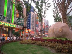 世紀広場前にて

通称南京路（Nanjinglu）は南京東路（Nanjingdonglu）と南京西路（Nanjingxilu）に分けられています。
世紀広場前で南京西路から南京東路へ入ります。