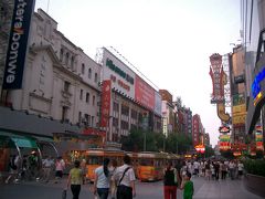 バンドへ

南京路東部には近代的な店舗も立ち並びます。
夕暮れの南京東路（Nanjingdonglu）をバンド方向へ歩きます。