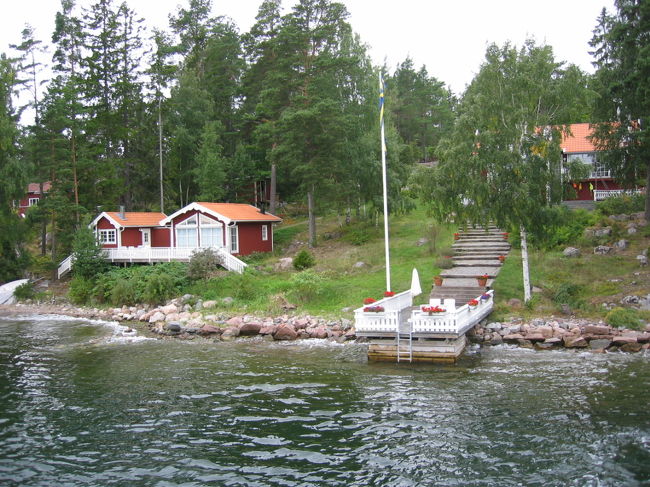 海沿いの家：各家庭に船着場ば一つあるようです。こんなところに住みたいな。