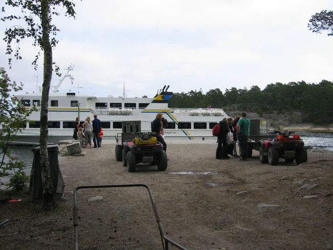 Finnhamn港:ユースホステルまで荷物を運んでくれるバギーが待ち構えています。