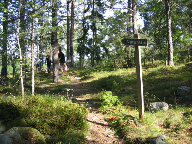 Finnhamn島の道：島一周しても一時間くらいしかかからない小さな島です。