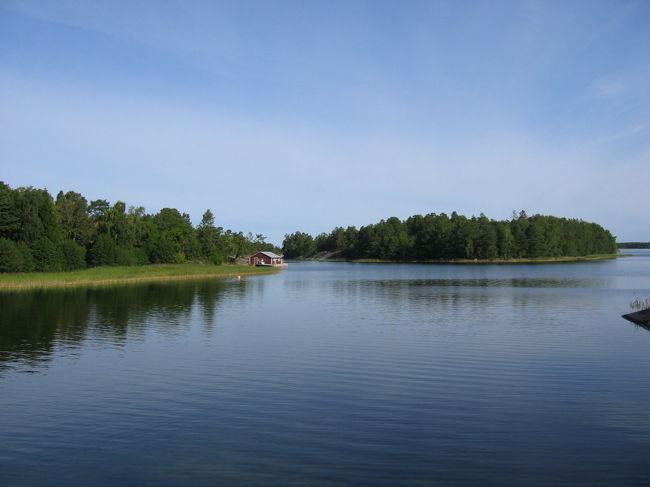 海辺の景色：水は透き通ってました。とても穏やかな海です。
