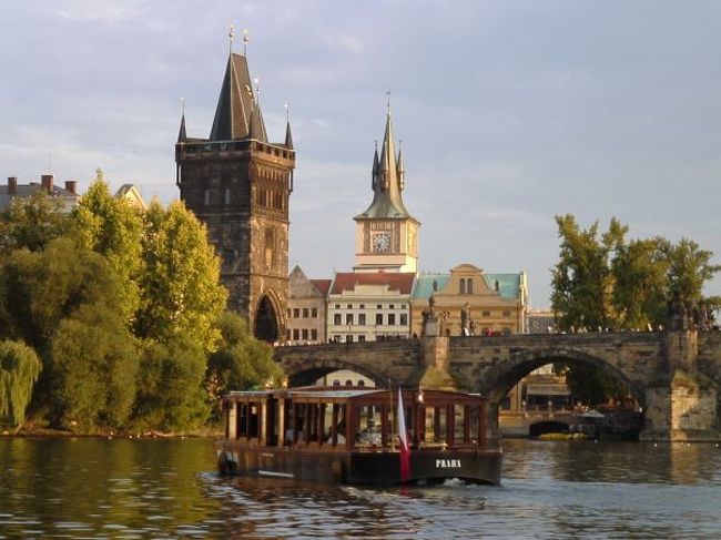 モルダウ川から望むカレル橋