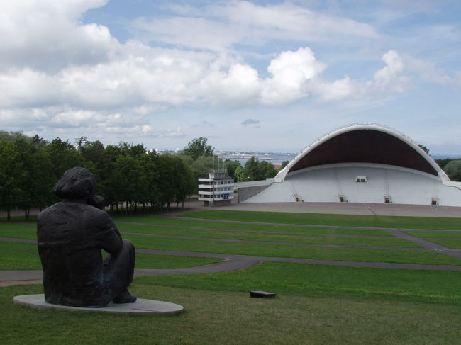 マイケルジャクソンも歌ったというコンサート会場。多分本当･･･<br />石造のおじさんも音楽鑑賞。