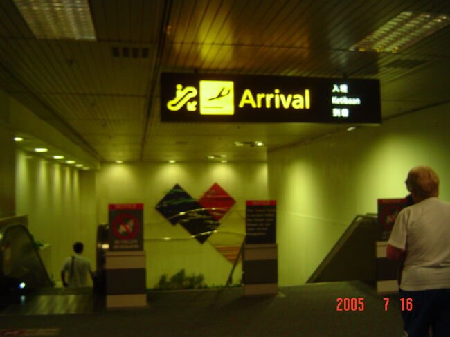 およそ７時間の空の旅を終えて、無事チャンギ空港に到着。<br />このArrivalの文字を見ると、「ついたぜー！」って気分になります。