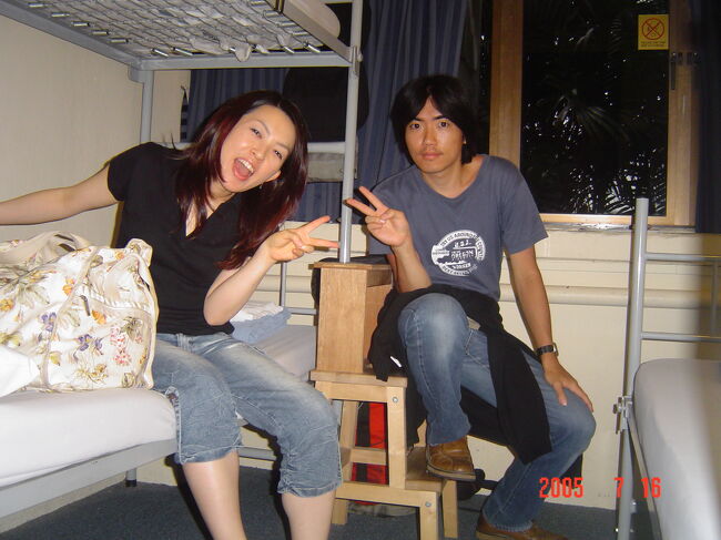 弟とおよそ１年ぶりの再会。<br />だのに昨日までも一緒に暮らしていたこの感じは何？<br />やっぱ姉弟ですね〜。<br />最初の一泊はブギスのNew 7th storeyのドミトリー。<br />駅から近いのに一泊１６Ｓ＄（ネット予約の場合）と言う安さ！