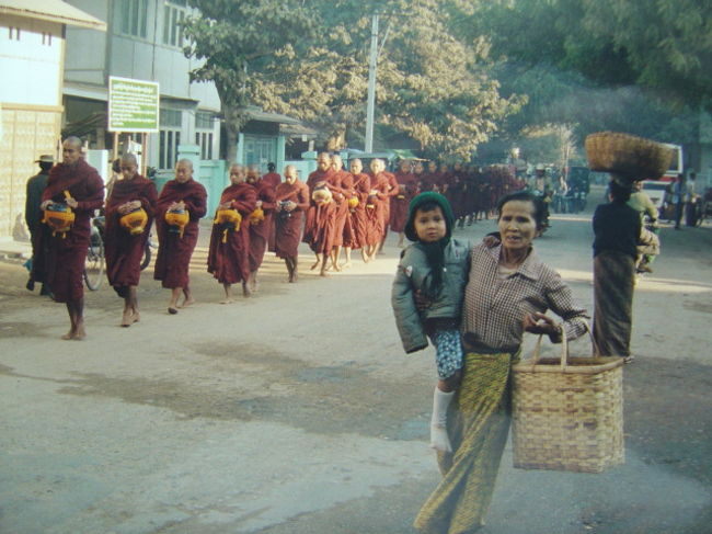 朝の町並みの中を僧侶の一団が托鉢にまわっている,小さな子供もいる,彼等にとってお寺は学校でもある.貧しい子供はお寺に入りそこで勉強する事ができる.東南アジアのお寺は日本のお寺と違って生きて居る人の為でも有ります,それがお寺の本来の姿では....