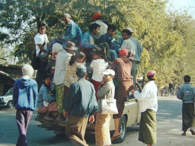 小型のトラックに鈴なりの人々,ただ与えられた物にしがみ付き,人生を送って居る人達.外の世界を知らないだけまだましかも....