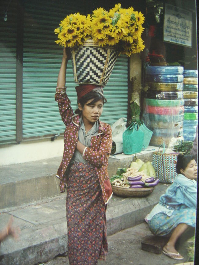 24th st の朝市.行く度に出あった娘さん,カメラを向けると立ちどまってくれた.