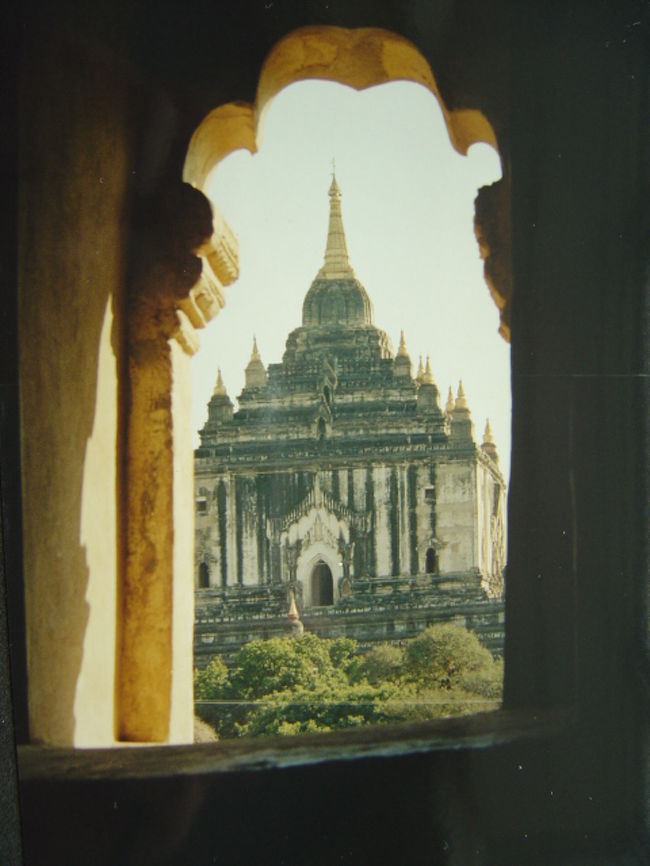 バガン.ここには数えきれ無いほどのパヤが点在して居る,それらを馬車に揺られて観てまわる,パカパカと馬の足音が心地良い.