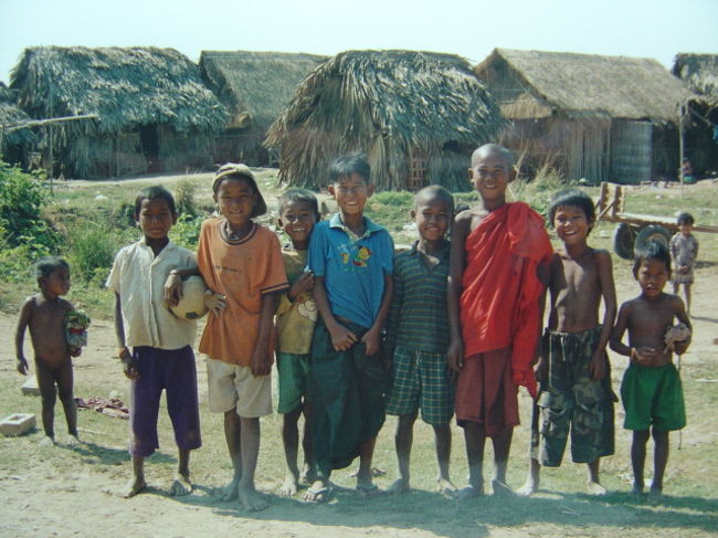 日干しレンガを作っている村で出あった子供達,皆元気に遊んで居たがカメラを向けると並んでくれた.