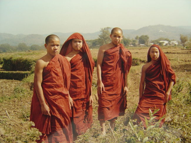 畑を横切って来た若い僧達,カメラを向けると神妙な顔つきで写真におさまってくれた.
