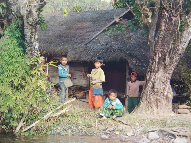 村のはずれに有る小川で遊ぶ子供達.