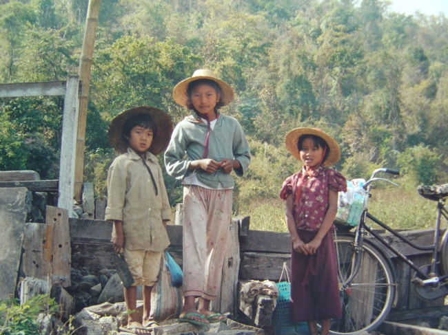 小川の上流で出あった子供,この写真の後.後ろの山の中へ消えてしまった,向こうにも小さな村が有るのだろう,行きたい気にさそわれるが時間が無い,残念!.