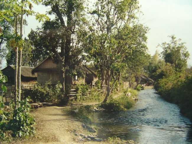 澄んだ綺麗な水が流れる小川とてんざいする農家,印象に残る村だった.
