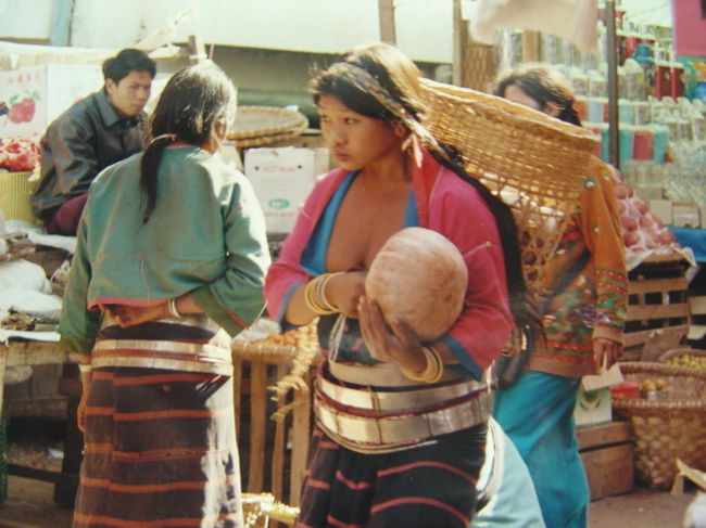 ラショウの市場にて.時間が有ればこの人の村を訪ねてみたかった,この後ムセ経由で中国の雲南省へ行く.