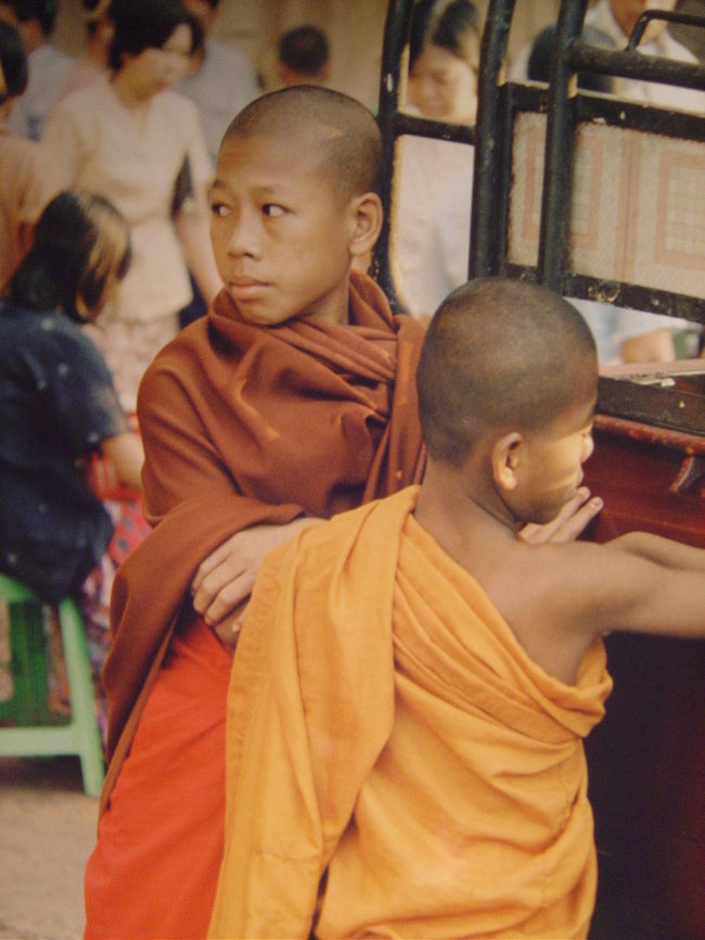 町中で見かけた子供の僧,まだ遊びたい盛りだ.