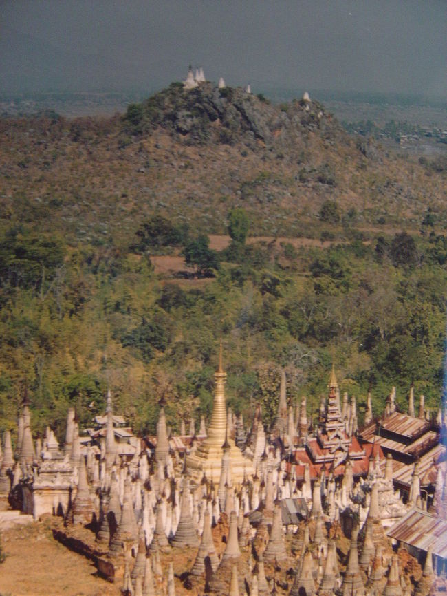 インレ湖近くに有る小さいパゴダの群れ.