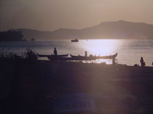 バガンの川辺にて.夕暮れに川で沐浴する人達,今日も一日が静かに終わろうとしている,
