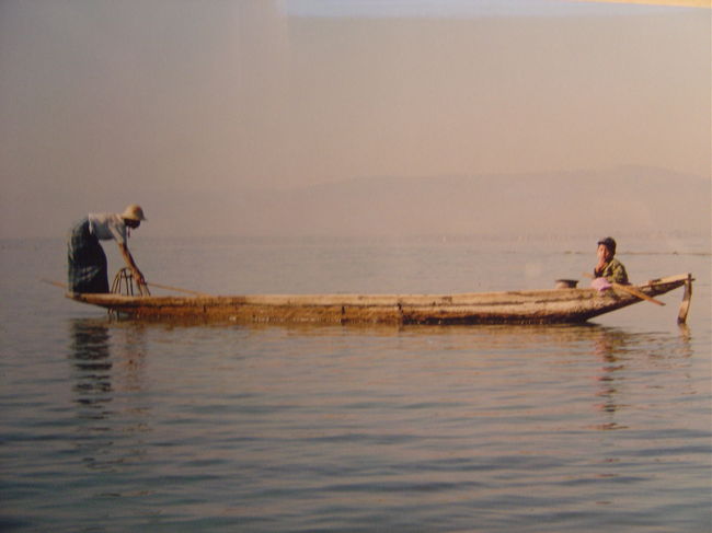 湖と漁師,インレ湖は彼等の生活の糧.垣間見る人々の生活,そしてその背後に有る彼等の人生,どこまで近づく事ができるのだろうか....?