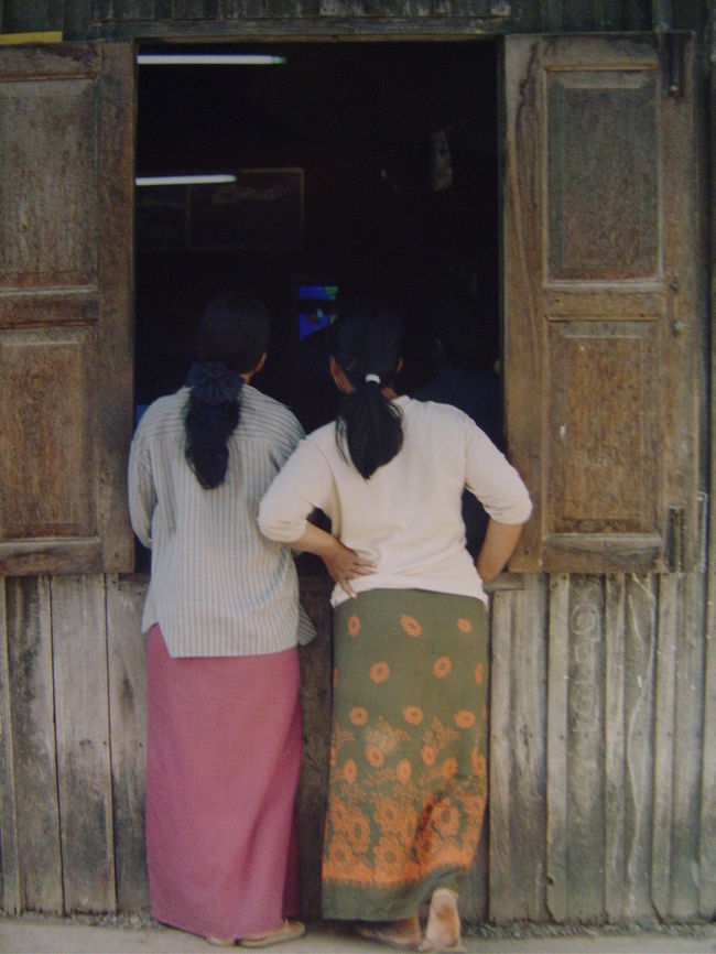 よその家のTVに夢中に成って居る娘さん.