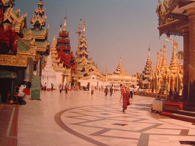 シュウェダゴン パヤの回りには82軒のパゴダが建ち並びその規模は訪れる人々を圧倒させる.パヨの天辺には宝石や黄金が飾られて居て下から望遠鏡で見ることができる.