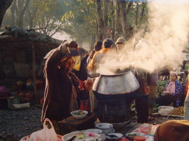 市場のヌードルショップ,湯気に朝日がさしてひときわ美味しそう.