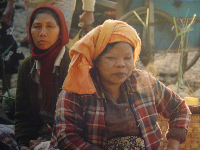 シーポーの市場にて.迫力の有る小母さん,顔にはたっぷりとタナカをぬっている.
