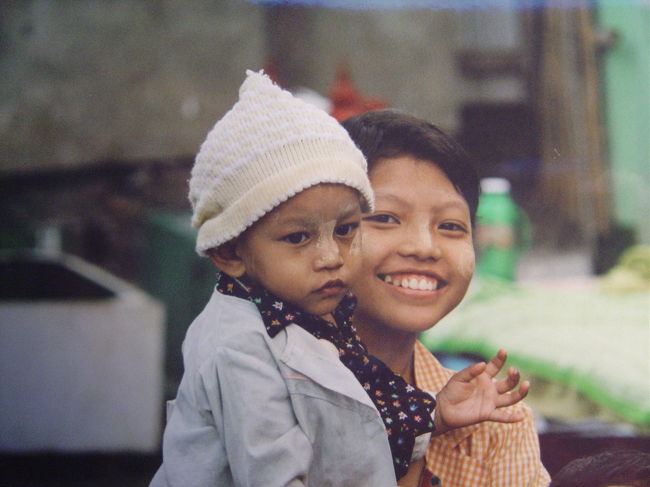  子守りをする少女,笑顔が最高だ!