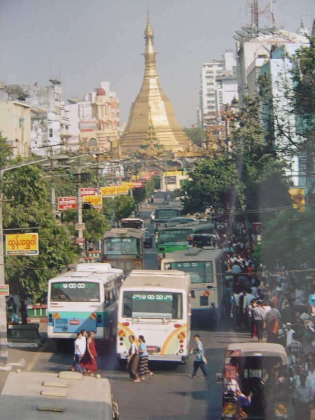 Mahabandoola St の陸橋から見たスーレ パヤ.