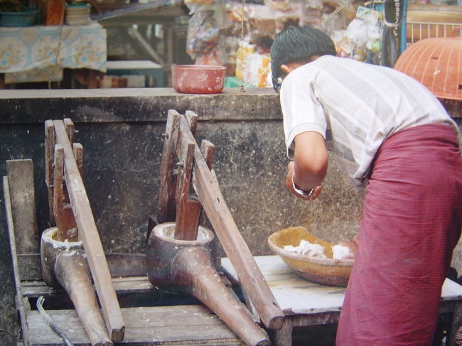 麺の粉をねっている.