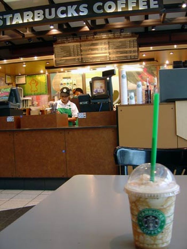 皆さん気づきましたか？？<br />そう！ストローが長い！！！<br />ストローのコーナーに行ったらストローが２本。<br />？？？<br />長いのと短いのがあったんだが、長いのも結構便利。<br />背が高いひととかさまざまだからでしょうか。<br />あまりかがまずに飲めて(←どんだけ胴が長いんだか・・・汗)いいかも。<br />あと、ストローのところに『ストローは熱い飲み物には向きません』って書いてあった。<br />そんなお馬鹿はいないだろう！とは思ったが、さすが訴訟の国って話でしょうか・・・<br />まぁ、転ばぬ先の杖って話よね