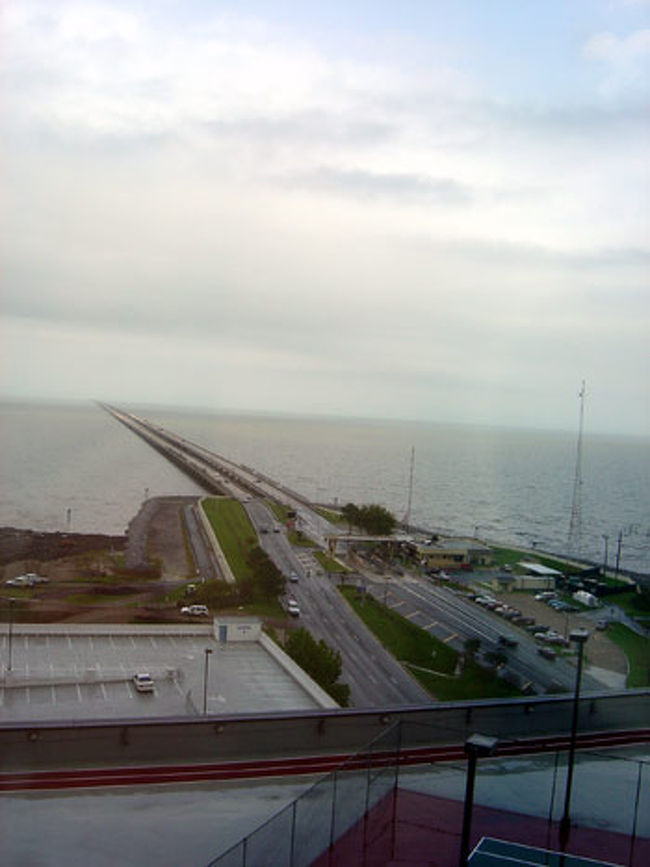 ホテルの部屋からの景色<br />“ポンチャートレイン湖”が一望♪<br />ってか、天気が今ひとつだったがいい部屋だったなぁ〜<br />ホテル住まいしたーい<br />一人で過ごすのにツインだったし<br />これで自分の車があったら文句の無い出張でしたぁ<br />ちなみにこの橋を越えるとお隣の州だっけな？<br />対岸が見えないくらいの距離だったんだが、車で会社の人と一応途中まで行ってUターンして帰ってきた。<br />景色は良かったけどまぁ、果てしなく湖でした。