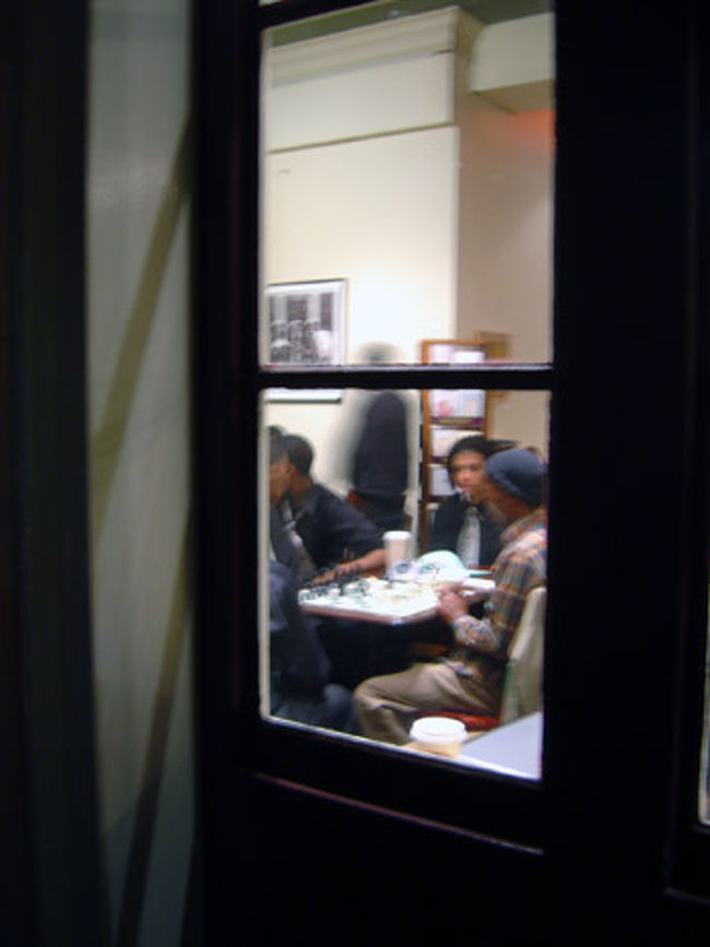 カフェでチェスをしている男の子たちがいると思えば隣でネットをしている人もいて・・・<br />見ていて面白かった。