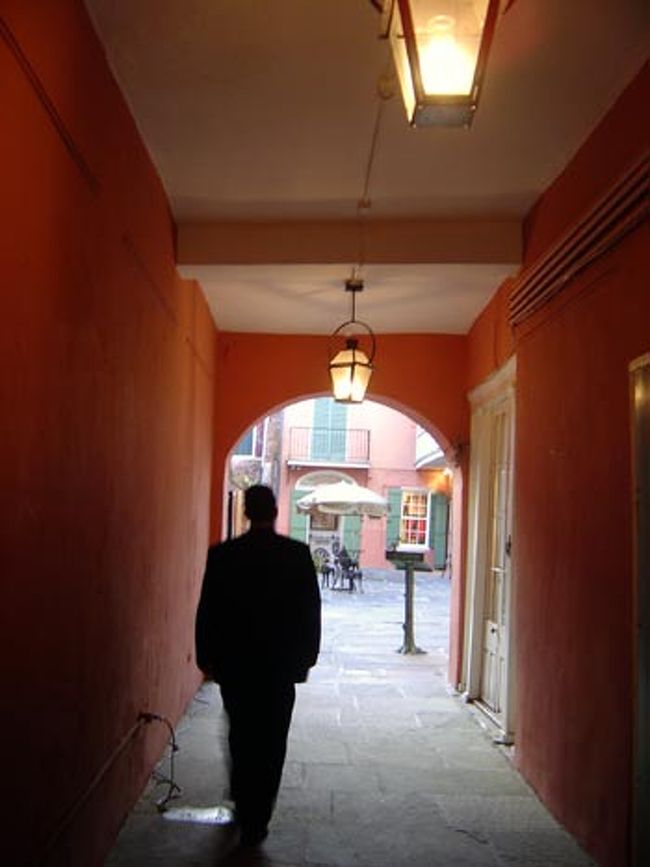 スペイン文化も入っていて、こういう道路に面した<br />ドアや入り口は狭くて奥に広い中庭があるようなつくりはベネズエラの家でも良くみられました。<br />奥に色々な店があって、のぞいて見るのもたのしかった♪<br />美術品のお店が結構あったな