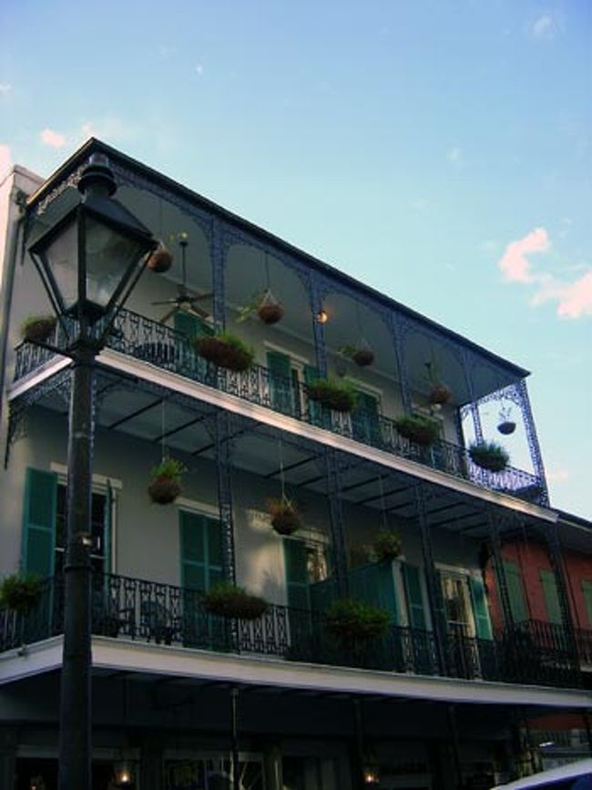 ベランダの柵とかがいろいろな形をしていてすごく綺麗だった♪<br />芸術と共存できてる町ってすばらしいと思う。<br />こういうベランダほしいなぁ