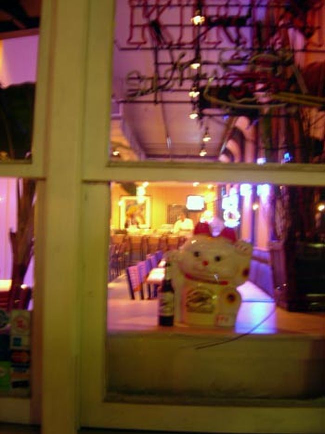 やっぱりどこでも寿司やはあるね。<br />ちょっと外国人ちっくな招き猫がかわいかった