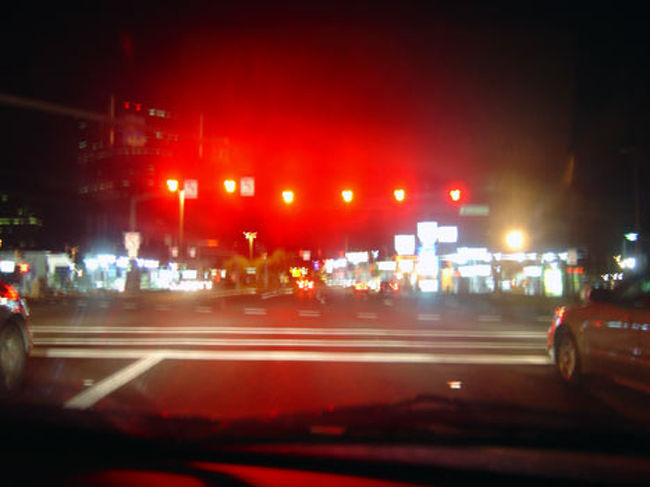 赤いライト・・・<br />これ信号機なんだよなぁ<br />全ての車線に信号機が着いているので６車線とかあるとこんな感じ<br />ちょっと面白いけど、無駄にも思える・・・